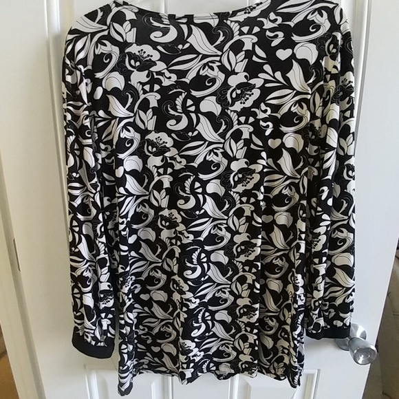 Fun black & white graphic print v neck XL - Picture 2 of 6